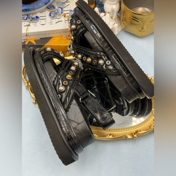 🆕 KURT GEIGER LONDON 🧿 NWOB Orson Cross Scallop Sandal, Black - Sz 37 US  7 - Picture 12 of 16